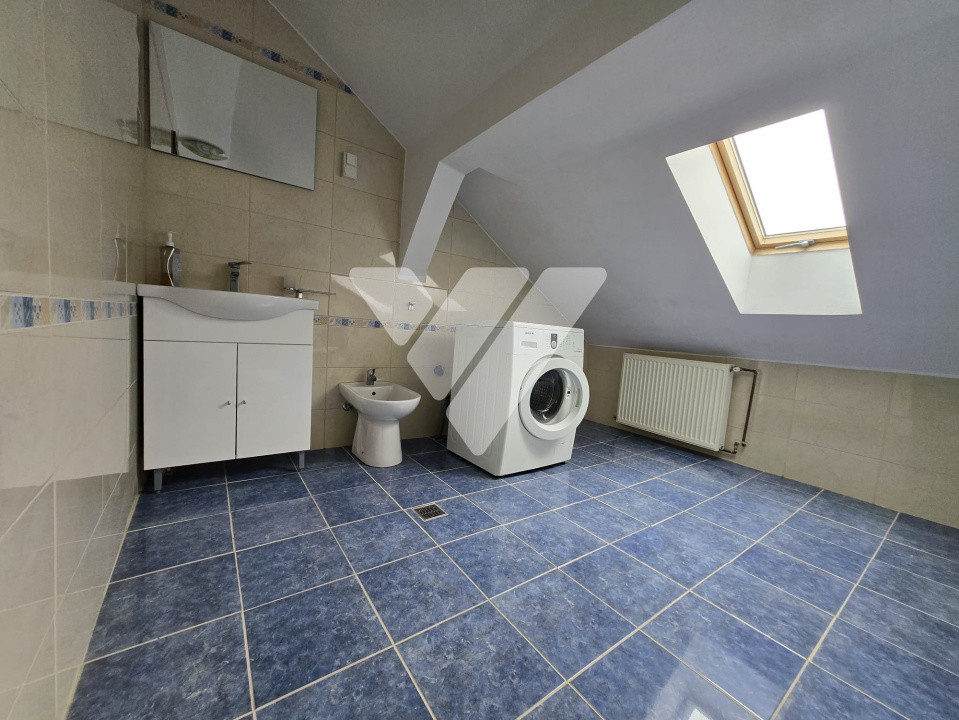 Apartament tip mansarda 3 camere de vanzare Zona Strand