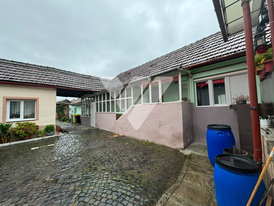 Casa 3 camere si teren 90 mp la curte comuna zona Veterani Sibiu