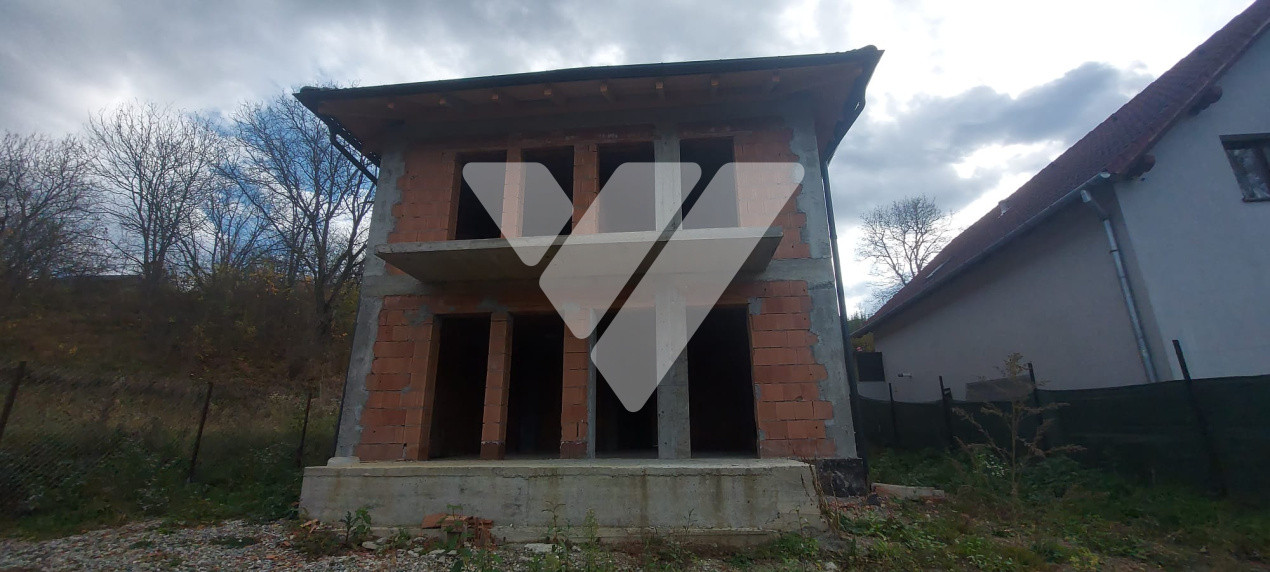 Casa la rosu cu fundatie si structura solida pe 2 niveluri in Cisnadie