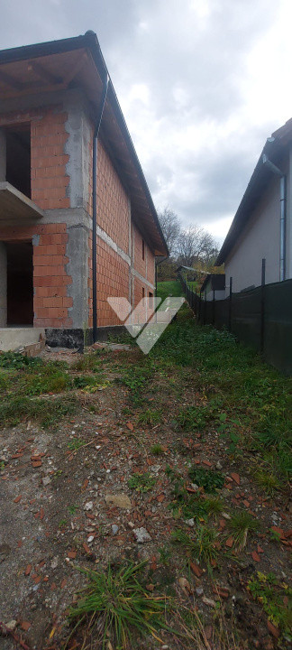 Casa la rosu cu fundatie si structura solida pe 2 niveluri in Cisnadie