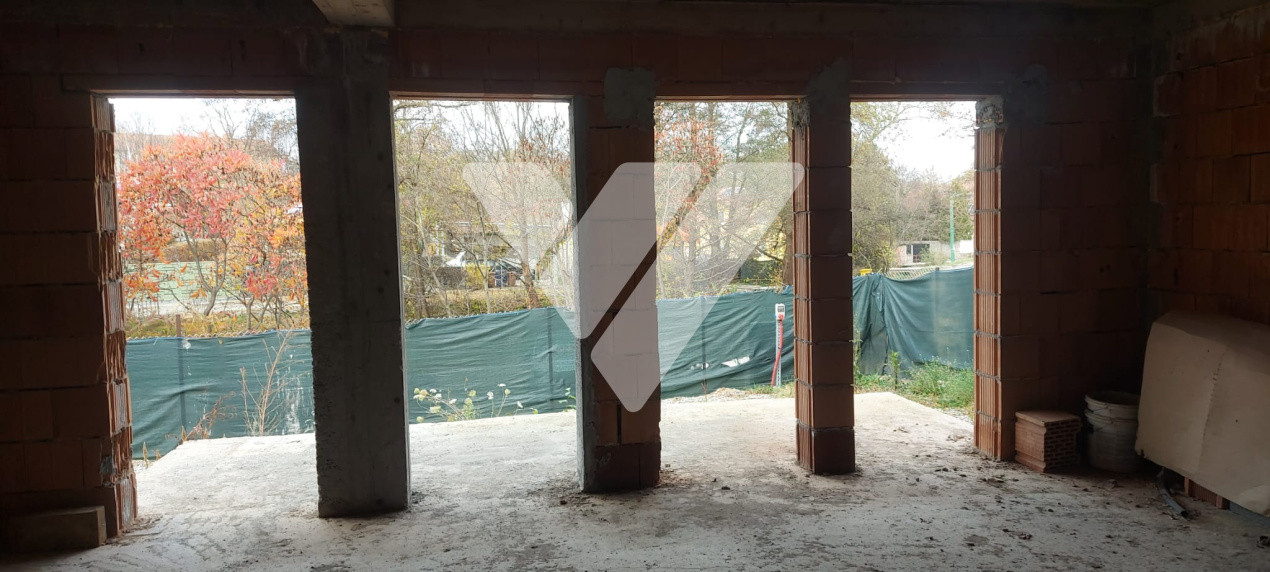 Casa la rosu cu fundatie si structura solida pe 2 niveluri in Cisnadie