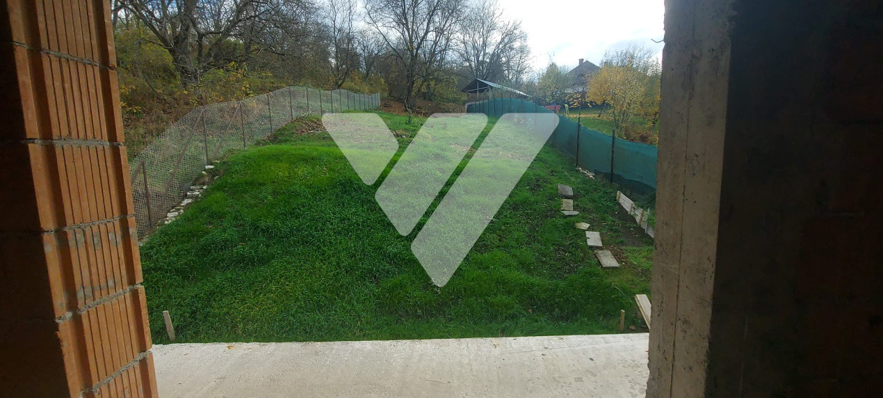 Casa la rosu cu fundatie si structura solida pe 2 niveluri in Cisnadie