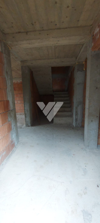 Casa la rosu cu fundatie si structura solida pe 2 niveluri in Cisnadie