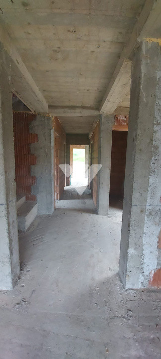 Casa la rosu cu fundatie si structura solida pe 2 niveluri in Cisnadie