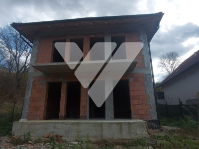 Casa la rosu cu fundatie si structura solida pe 2 niveluri in Cisnadie,  