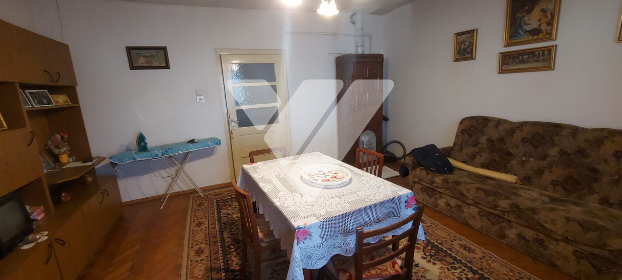 Casa individuala din 2 corpuri ,6 camere, 2 bai, 3 pivnite, 2109 mp, Rusi ,Sibiu