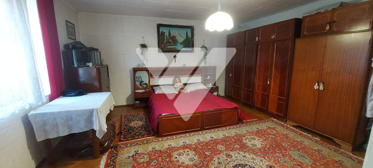 Casa individuala din 2 corpuri ,6 camere, 2 bai, 3 pivnite, 2109 mp, Rusi ,Sibiu