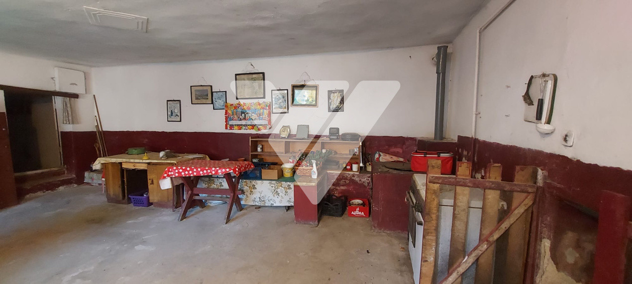 Casa individuala din 2 corpuri ,6 camere, 2 bai, 3 pivnite, 2109 mp, Rusi ,Sibiu