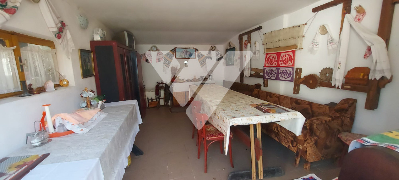 Casa individuala din 2 corpuri ,6 camere, 2 bai, 3 pivnite, 2109 mp, Rusi ,Sibiu