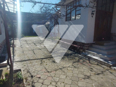 Casa individuala din 2 corpuri ,6 camere, 2 bai, 3 pivnite, 2109 mp, Rusi ,Sibiu
