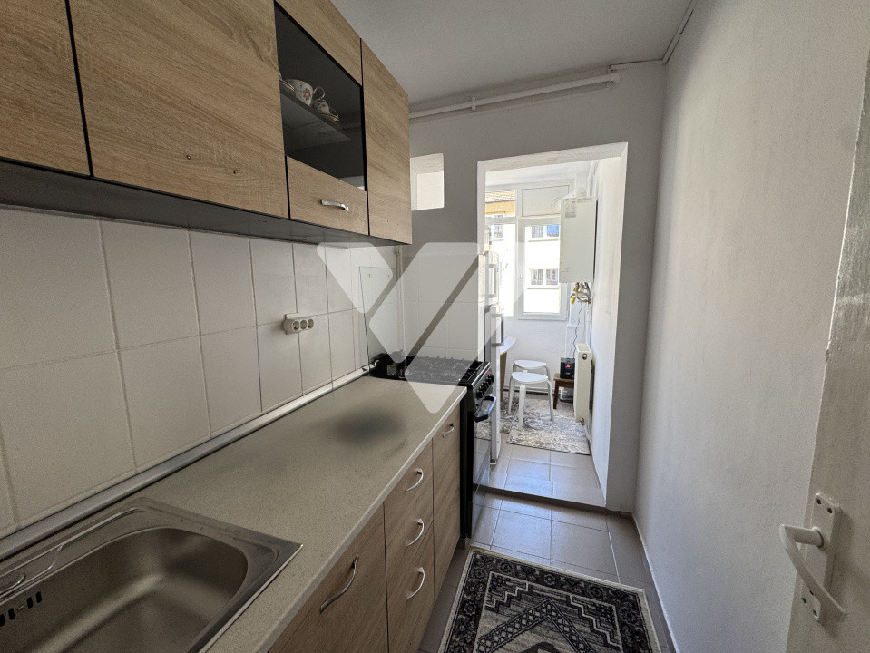 Garsoniera decomandata de inchiriat, balcon, etaj 3 zona Strand Sibiu