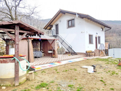 Bijuterie Rurală: Casa cu 5 Camere în Comuna Rășinari, Satul Trainei