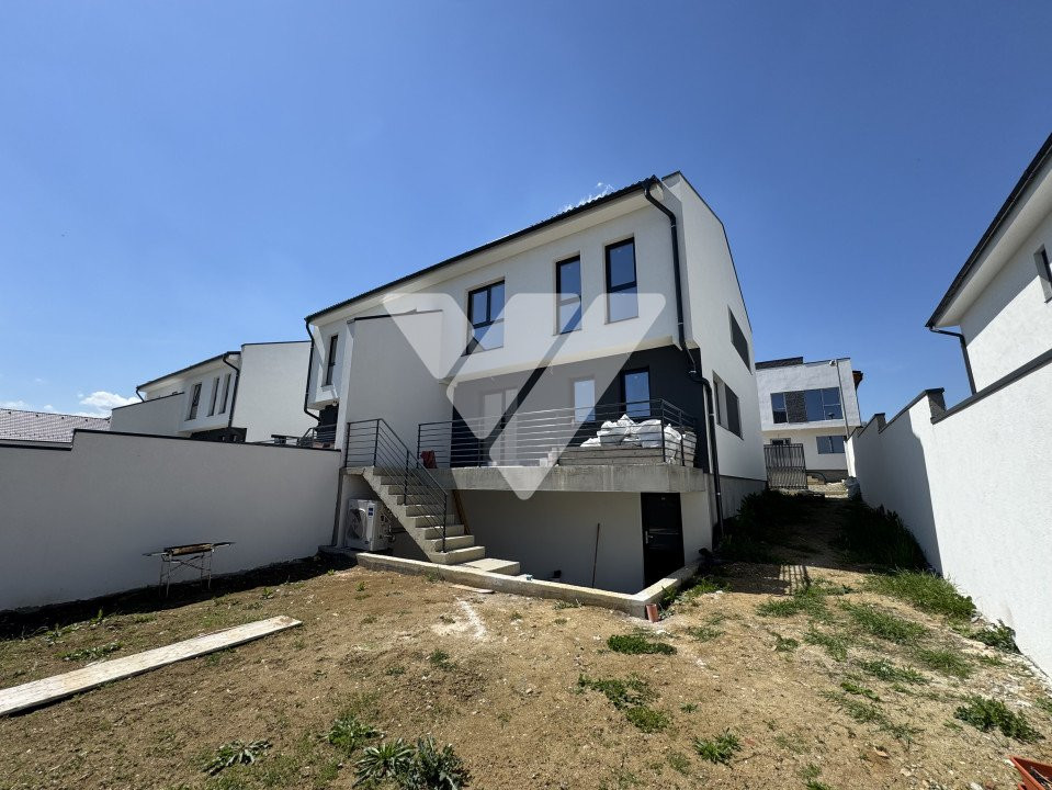 Casa duplex 4 camere cu pivnita si teren 300 mp - Calea Cisnadiei