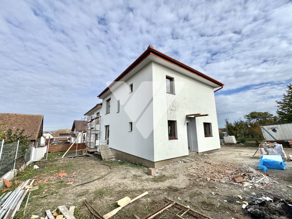 Casa tip duplex 4 camere 2 bai si teren 300 mp - Sura Mica Sibiu