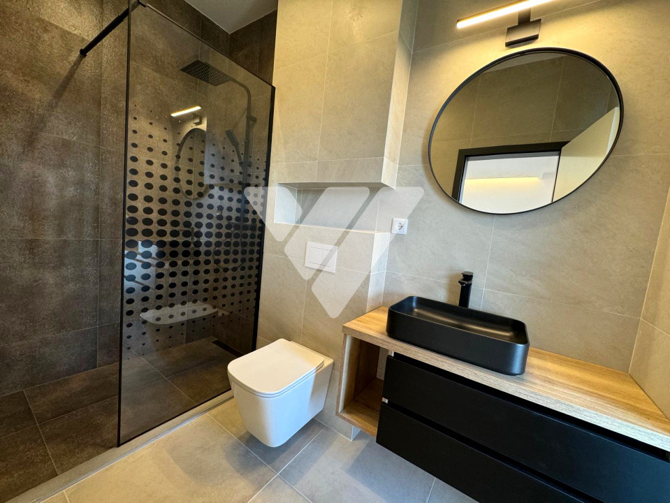 Apartament de lux 115 mp utili 4 camere 4 bai curte privata 200 mp