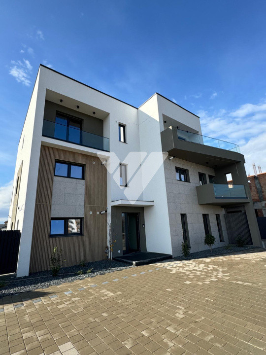 Apartament de lux 115 mp utili 4 camere 4 bai curte privata 200 mp