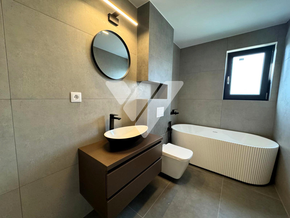 Apartament de lux 115 mp utili 4 camere 4 bai curte privata 200 mp