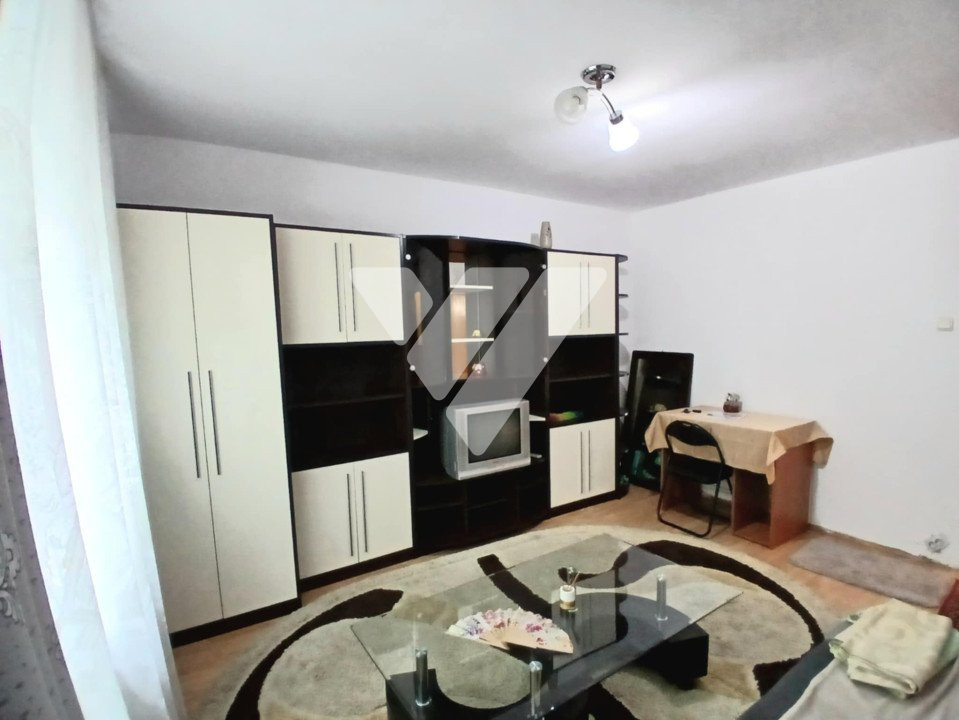 Garsoniera, decomandata, 28 mp utili, zona Vasile Aaron