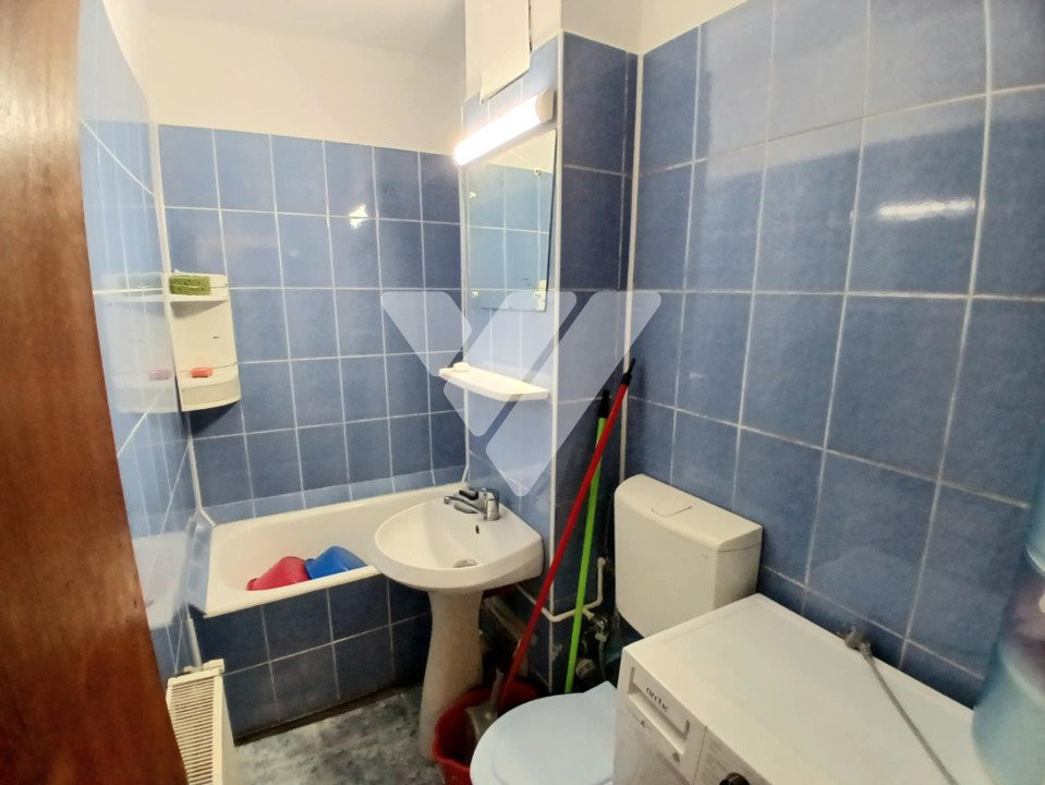 Garsoniera, decomandata, 28 mp utili, zona Vasile Aaron