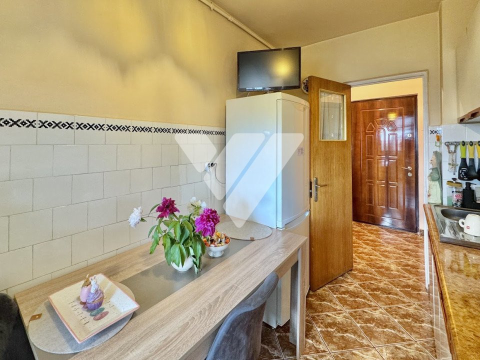 Apartament 3 camere 2 bai decomandat mobilat 65 mp - Aleea Streiu
