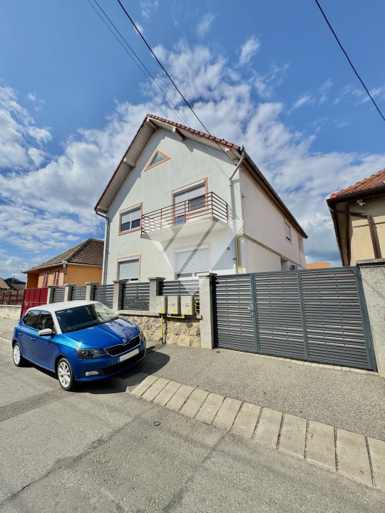 Apartament la casă – 4 camere + demisol util + curte și garaj -Sibiu